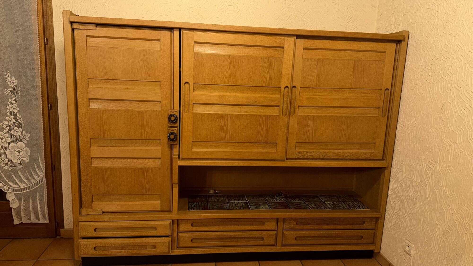 Library / Tall sideboard in solid wood and ceramics – Guillerme and Chambron
