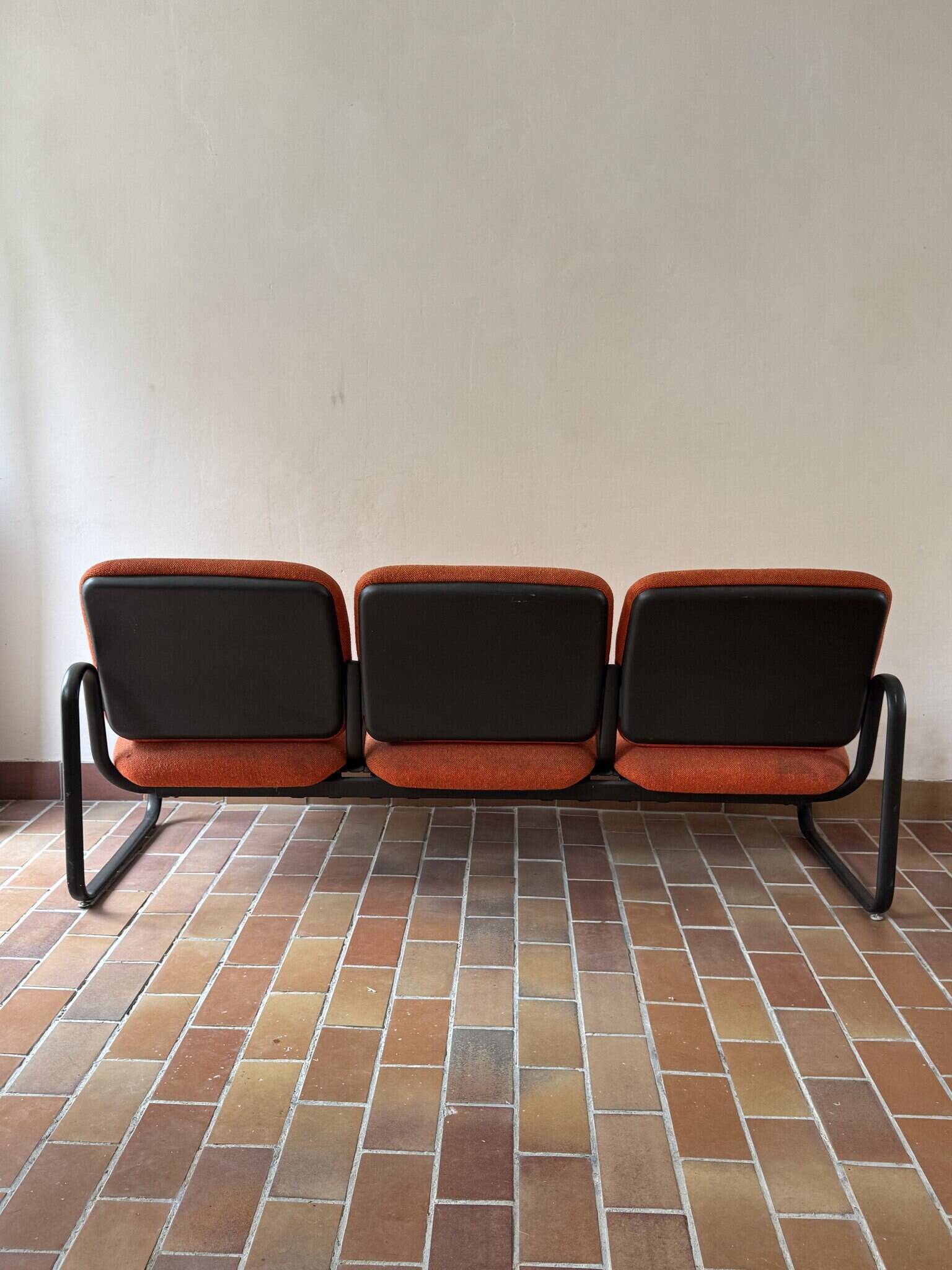 Strafor 3-seater bench, orange upholstery and sled base, 1970s.