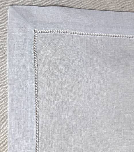 nappe ancienne en voile de lin brodée 135x135 cm