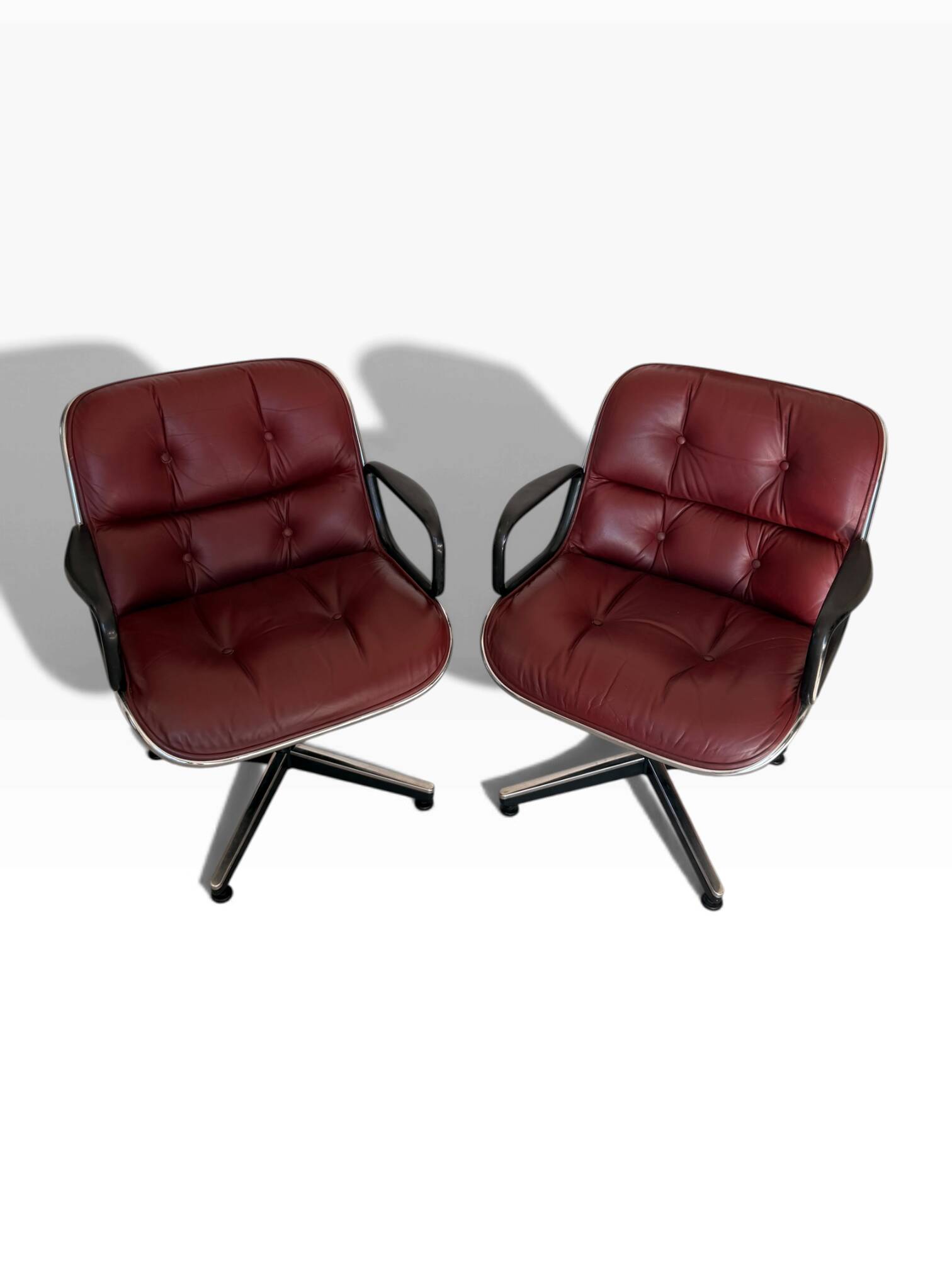 Charles Pollock paire de fauteuils Executive Knoll cuir bordeaux 1970