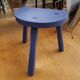 Tabouret bas brutaliste bleu majorelle