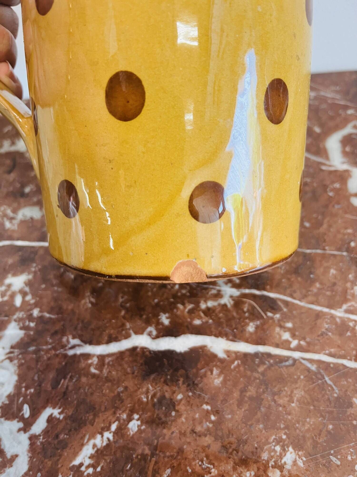 Ancienne poterie pichet savoyard décoré d’un motif de pois
