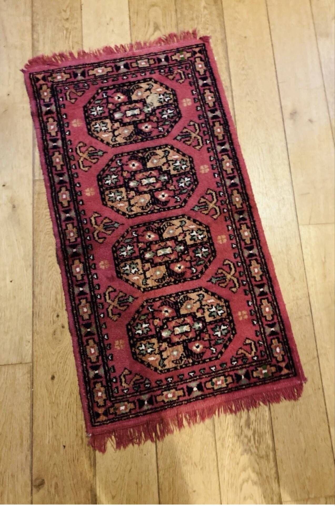 Handmade Persian carpet in pure virgin wool from the mid-20th century.