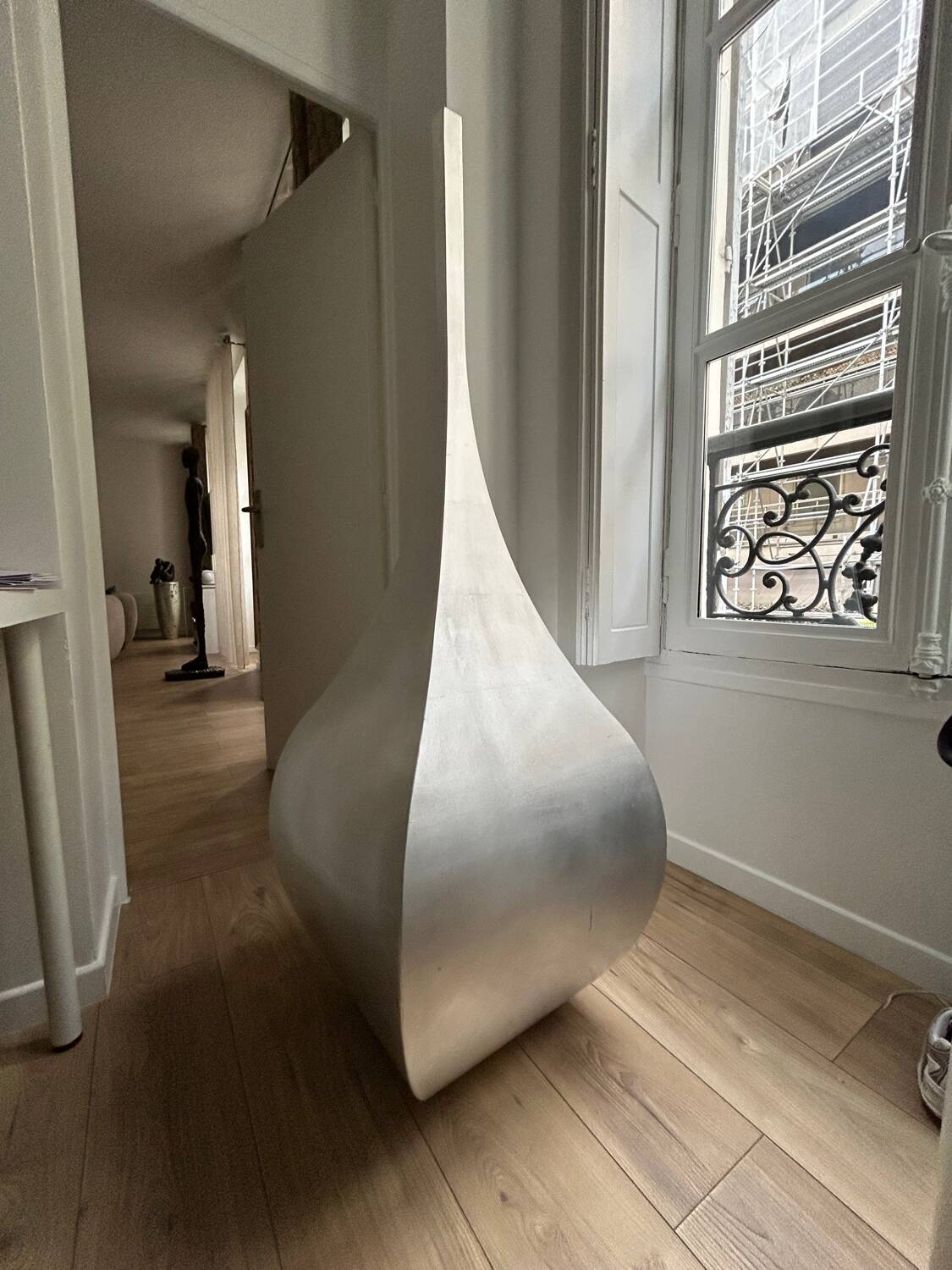 Monumental sculptural vase in aluminium – Italian design – De Castelli
