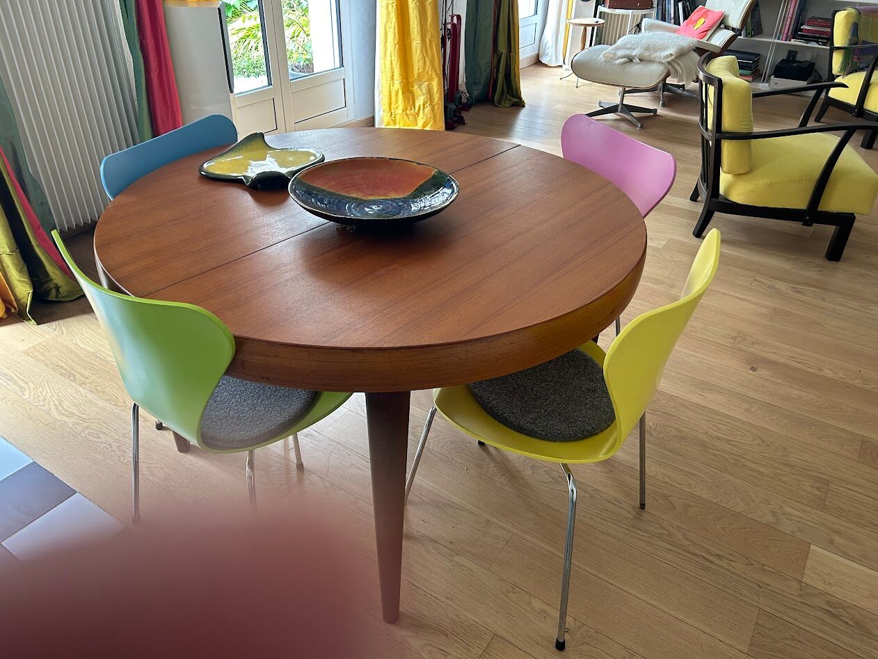 Extendable teak table