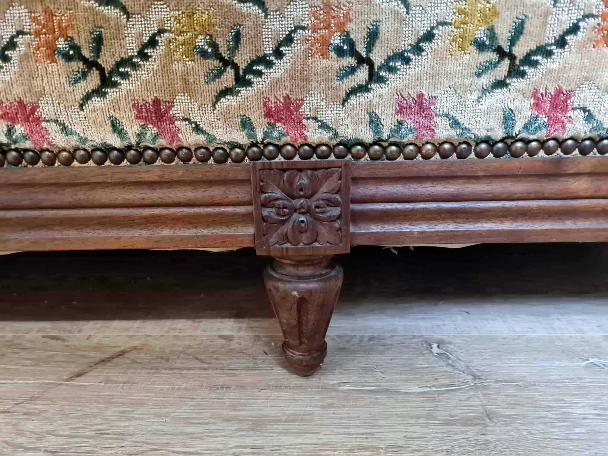 banquette de style Louis XVI vers 1900 tapisserie façon velours de gênes a décors floral
