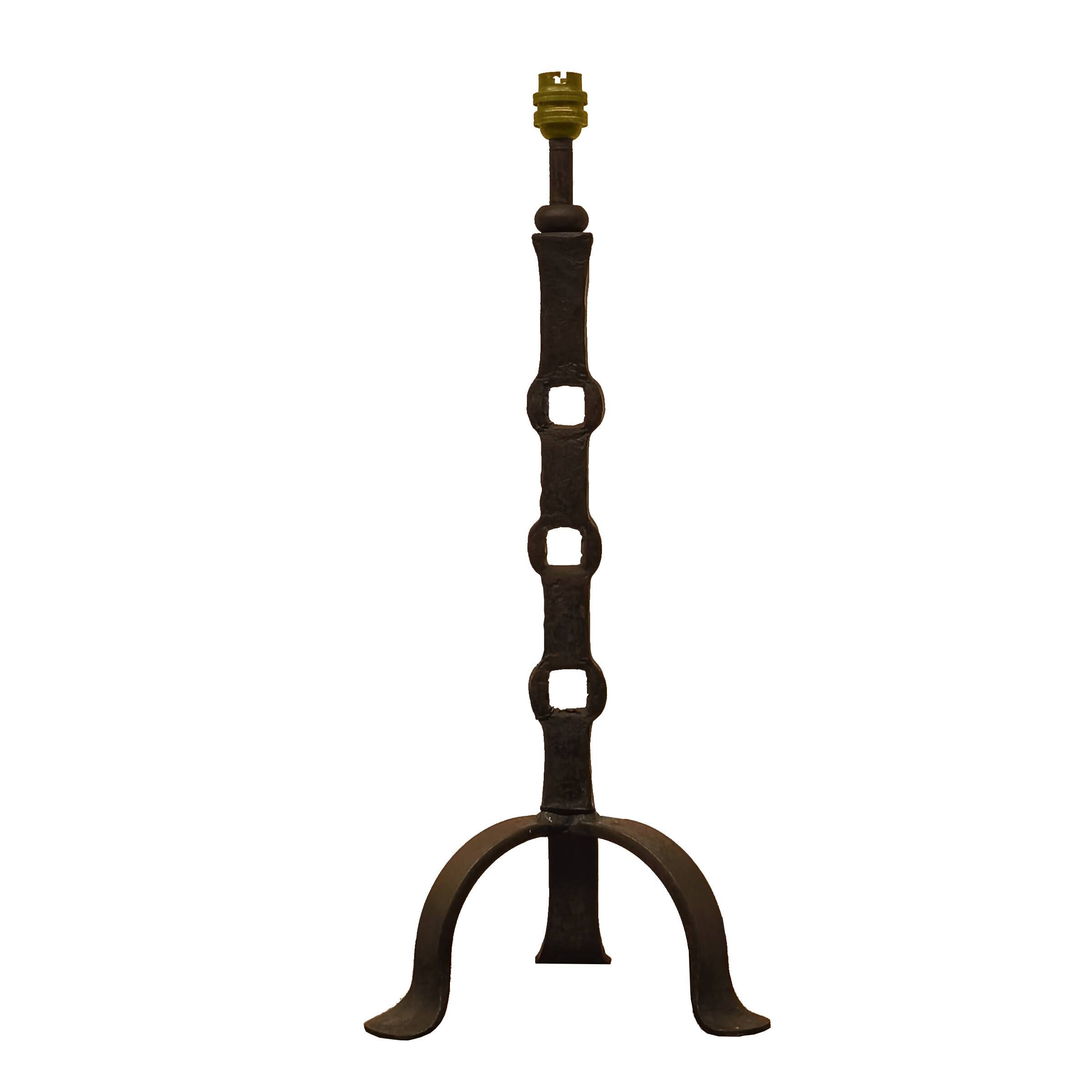 Brutalist lamp base in wrought and beaten iron, France, 1920 to 1960.