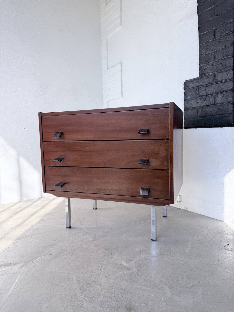 Commode teck poignées cuir 1960