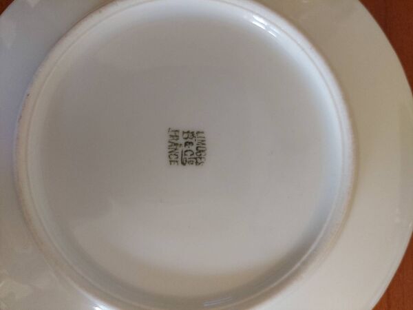 11 tasses et soucoupes Bernardaud Limoges blanches et dorées