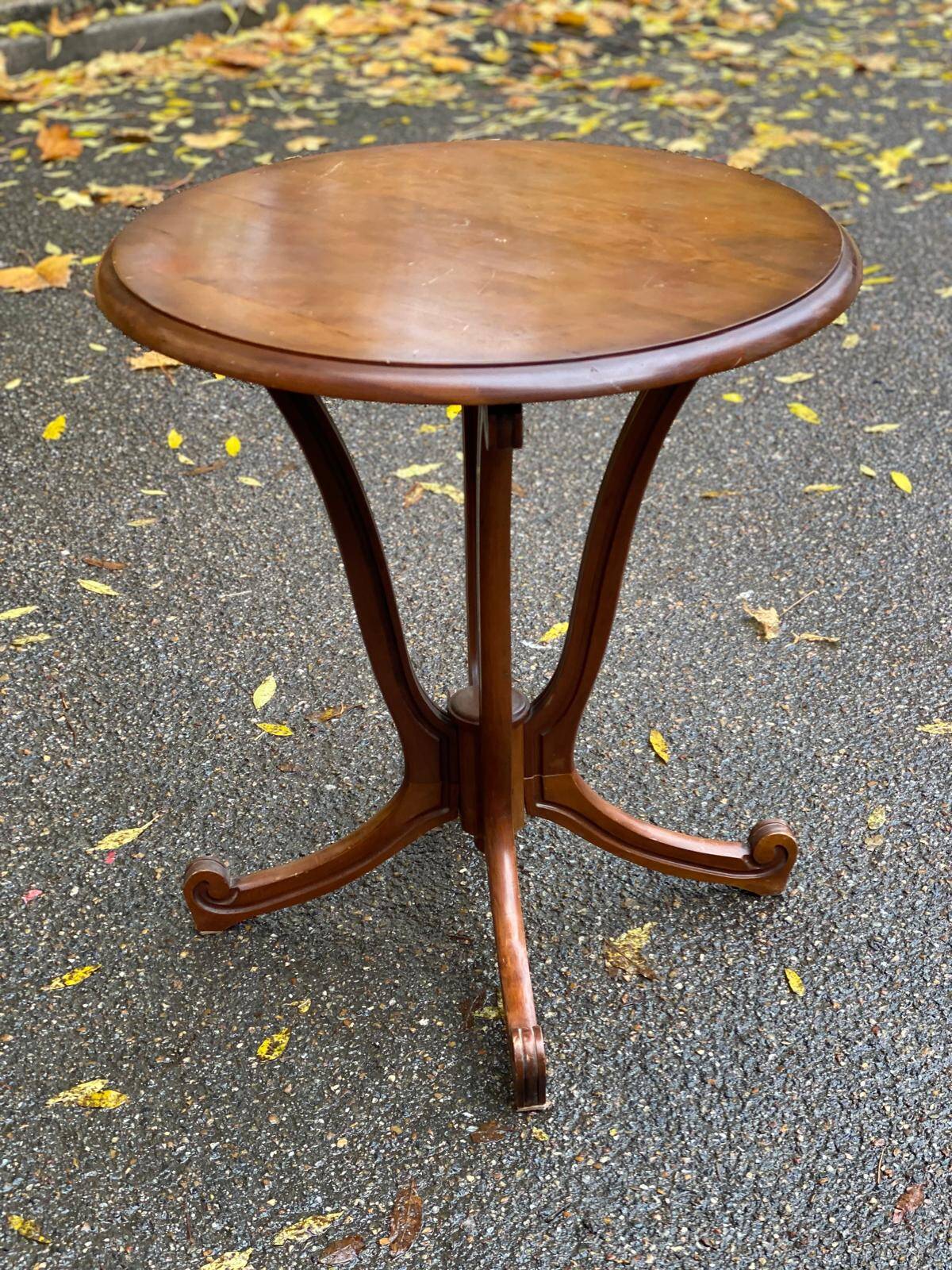 Round side table with a central pedestal in solid wood
