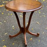 Round side table with a central pedestal in solid wood