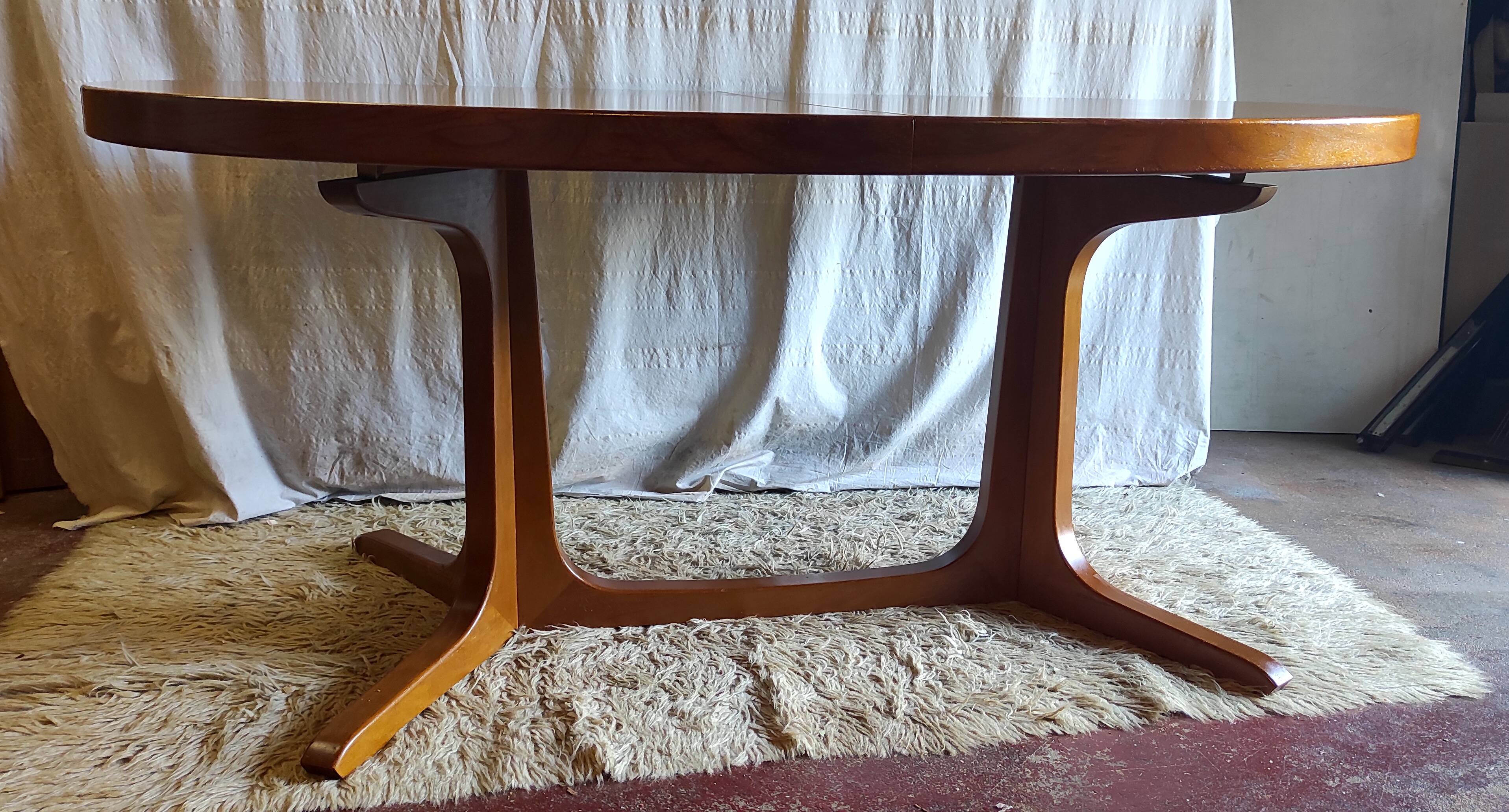Table à manger ovale en teck - années 60/70