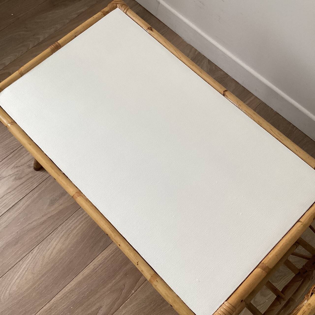 Tabler basse en rotin avec porte-revues