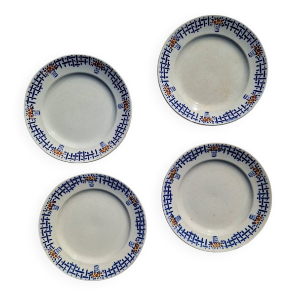 Ensemble de 4 anciennes Assiettes à dessert
Faïence 
Terre de fer
Sté Amand