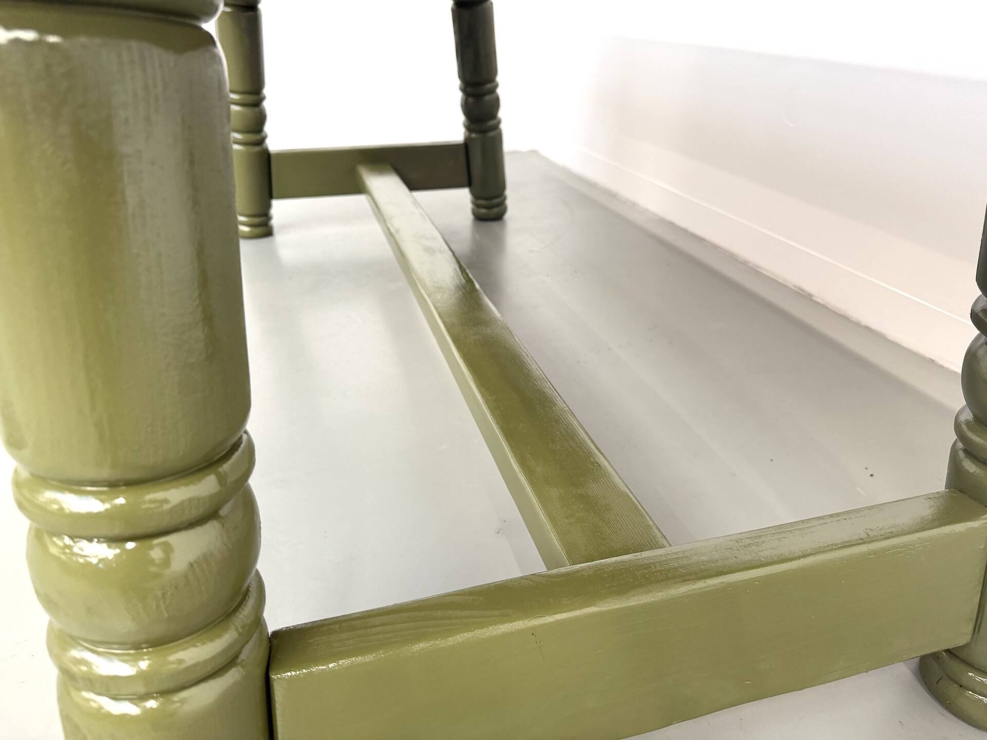 Glossy olive green lacquered dining table — DLG Georges Robert, Circa 1970