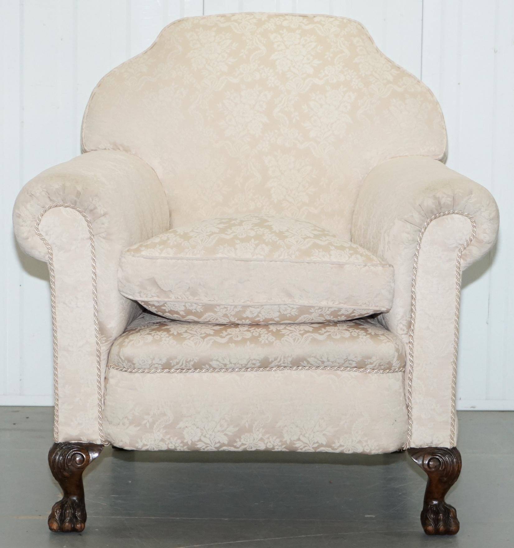 Victorian suite in damask, walnut frame, legs carved in lion's paw.
