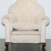Victorian suite in damask, walnut frame, legs carved in lion's paw.