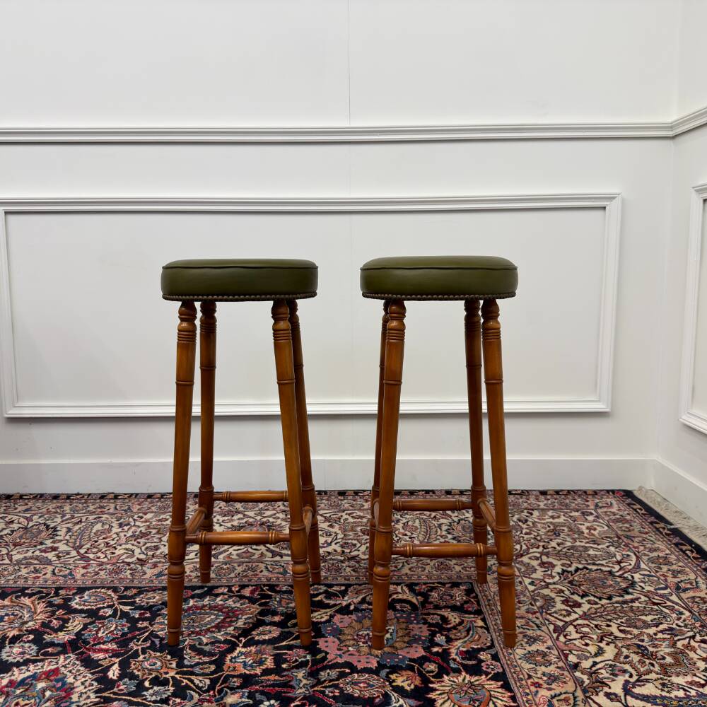 Bar Chesterfield anglais classique avec tabourets de bar