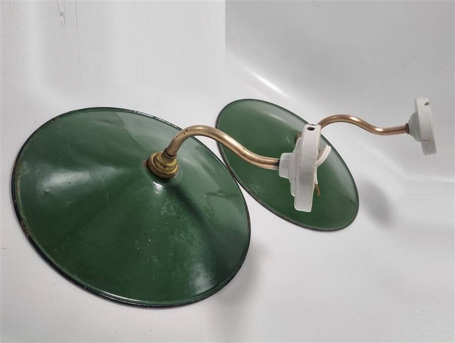 Paire d'appliques en tôle émaillée verte