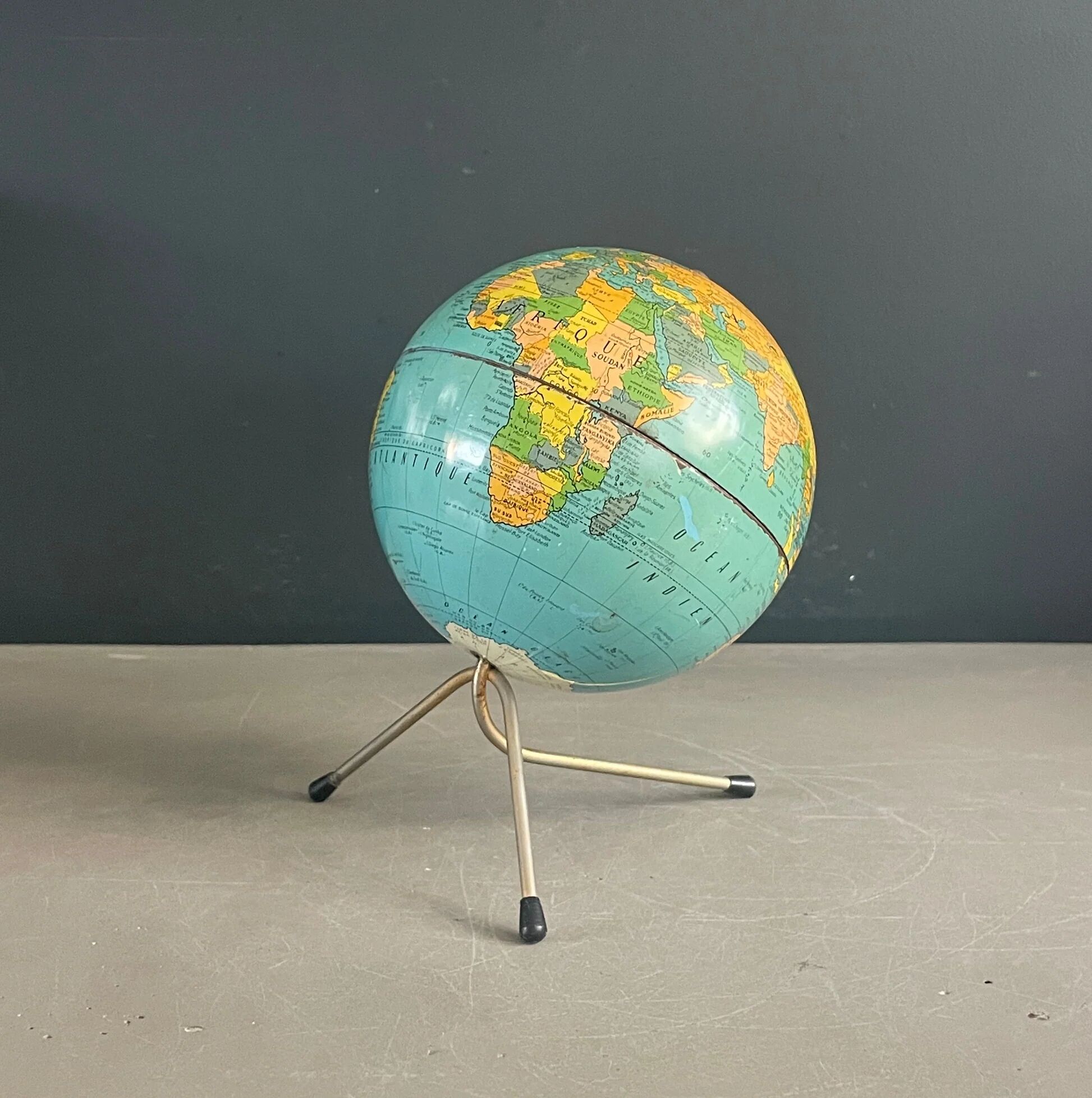 Small vintage globe, Taride maps
