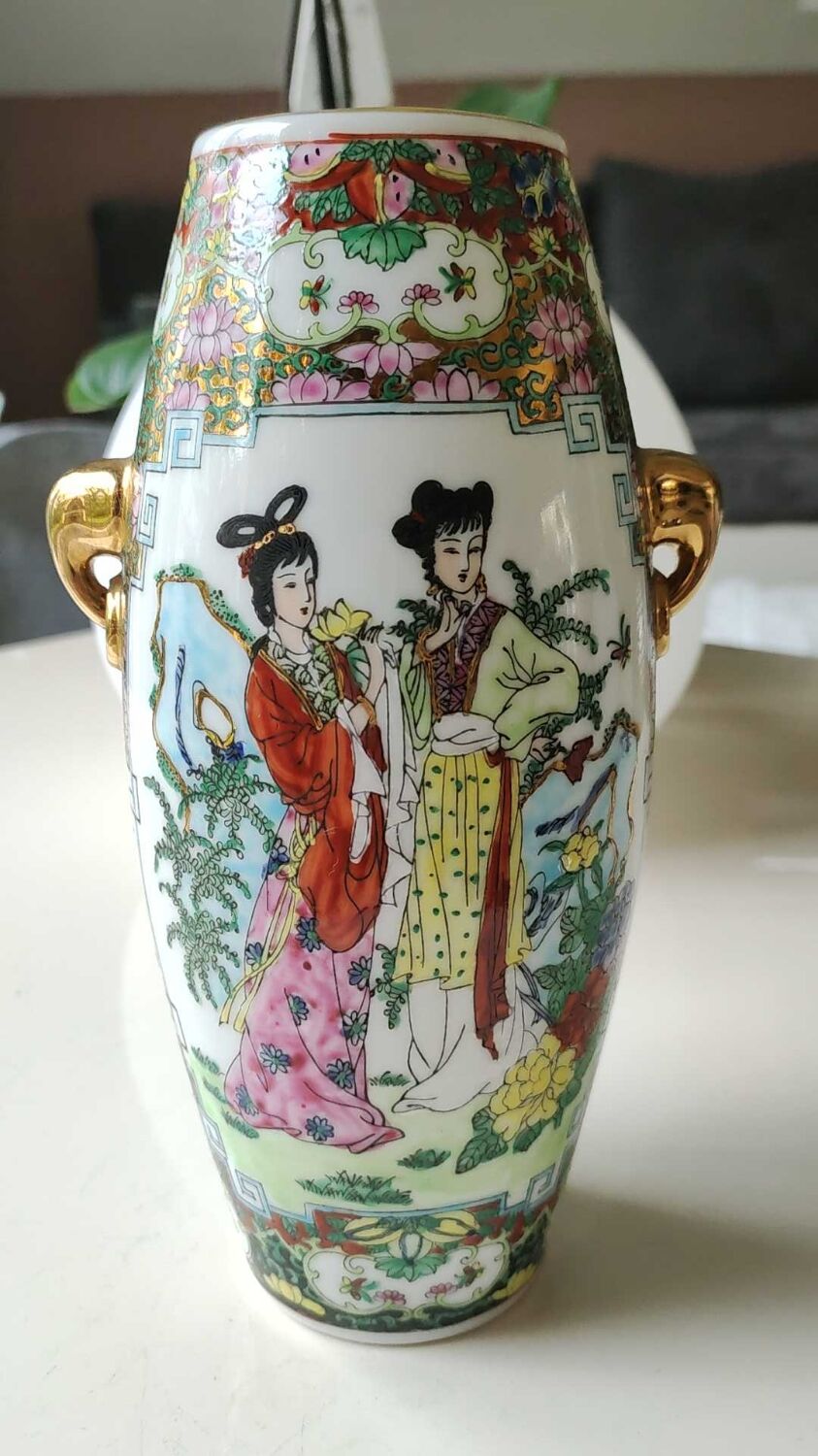 Japanese Chinese polychrome vase in fine porcelain. Motifs Geishas