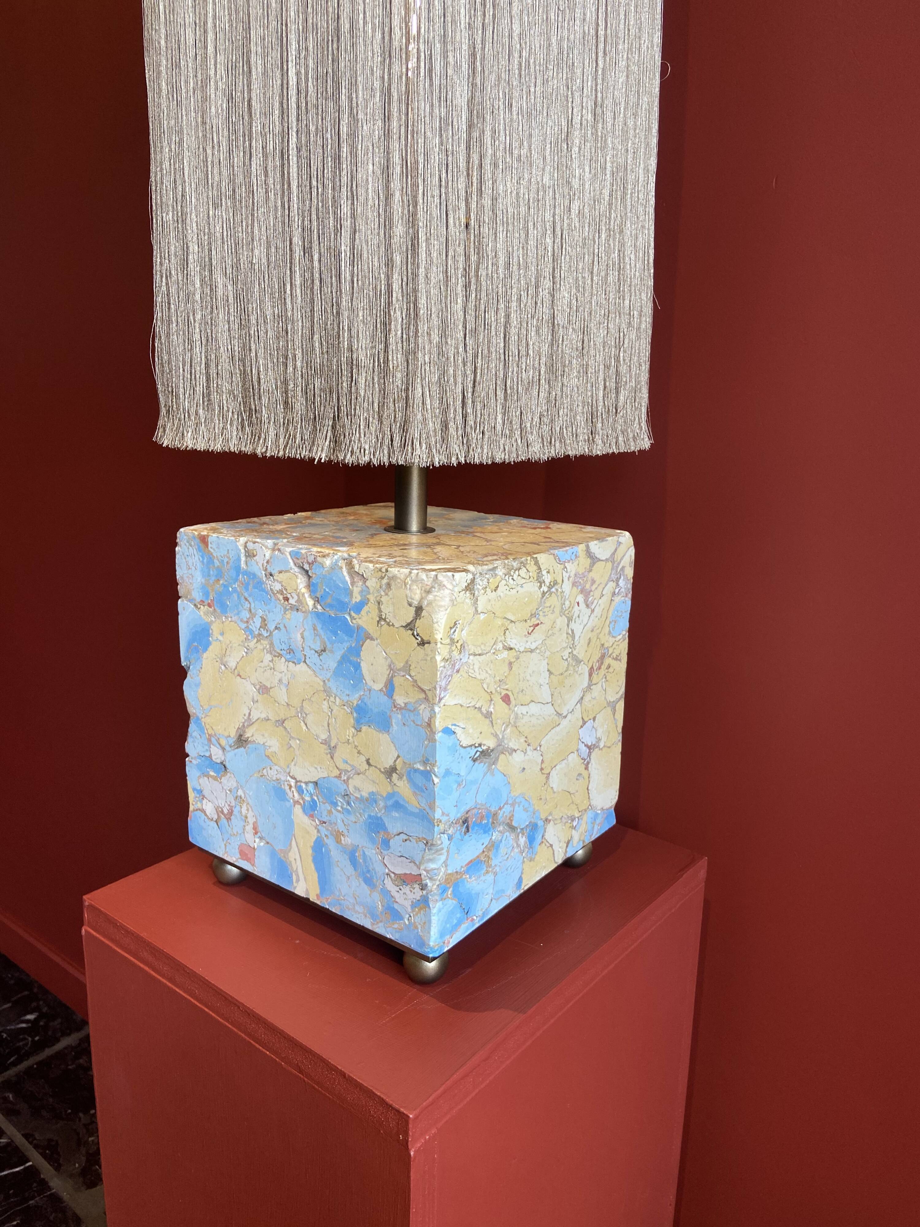 Base stuck blue beige marble-plaster, fringed lampshade Houles, 21st century.