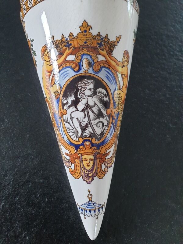 Bouquetière en faience de Gien décor Renaissance