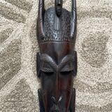 Masque africain en ébène sculpté