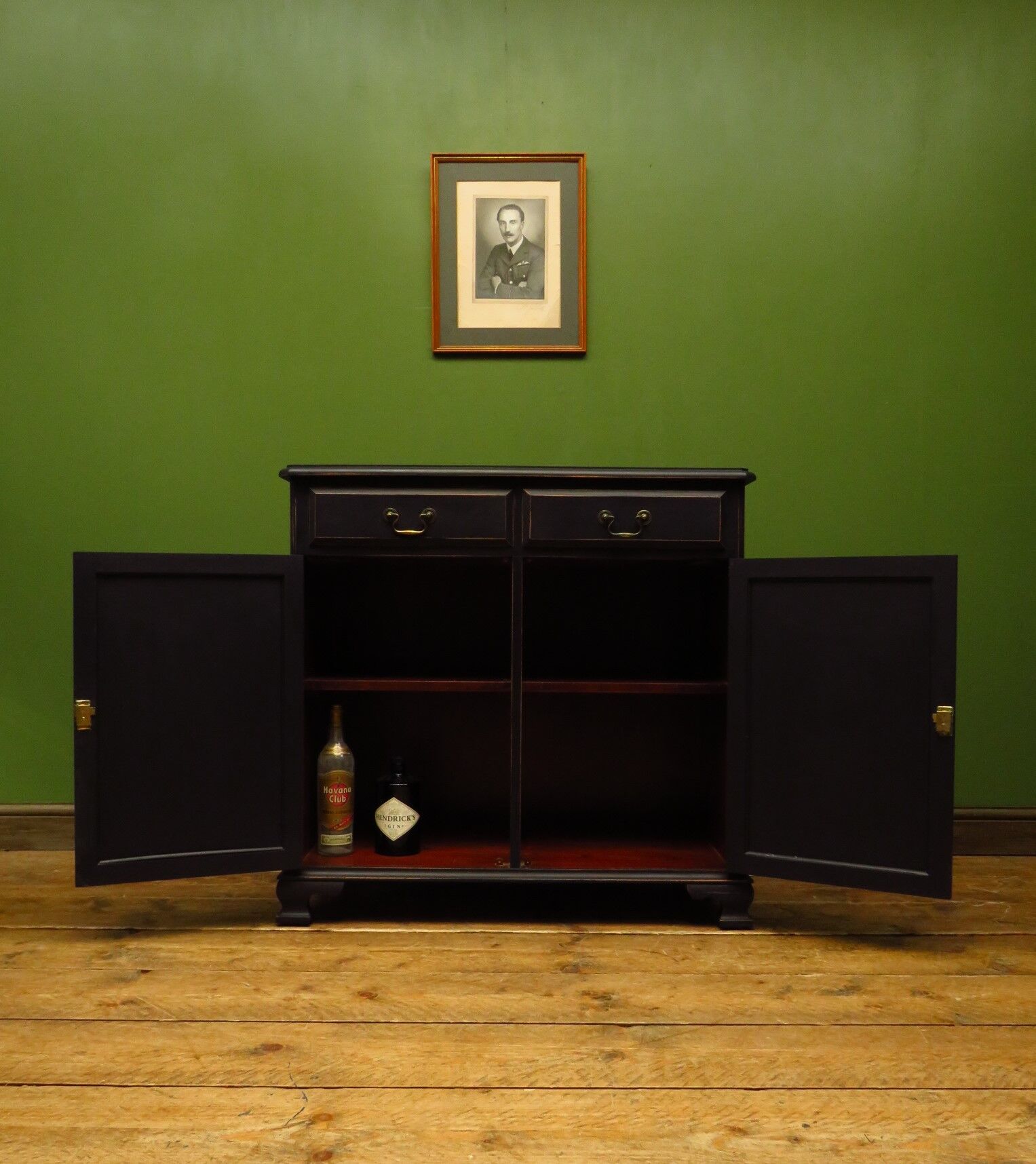 Buffet de cuisine noir peint