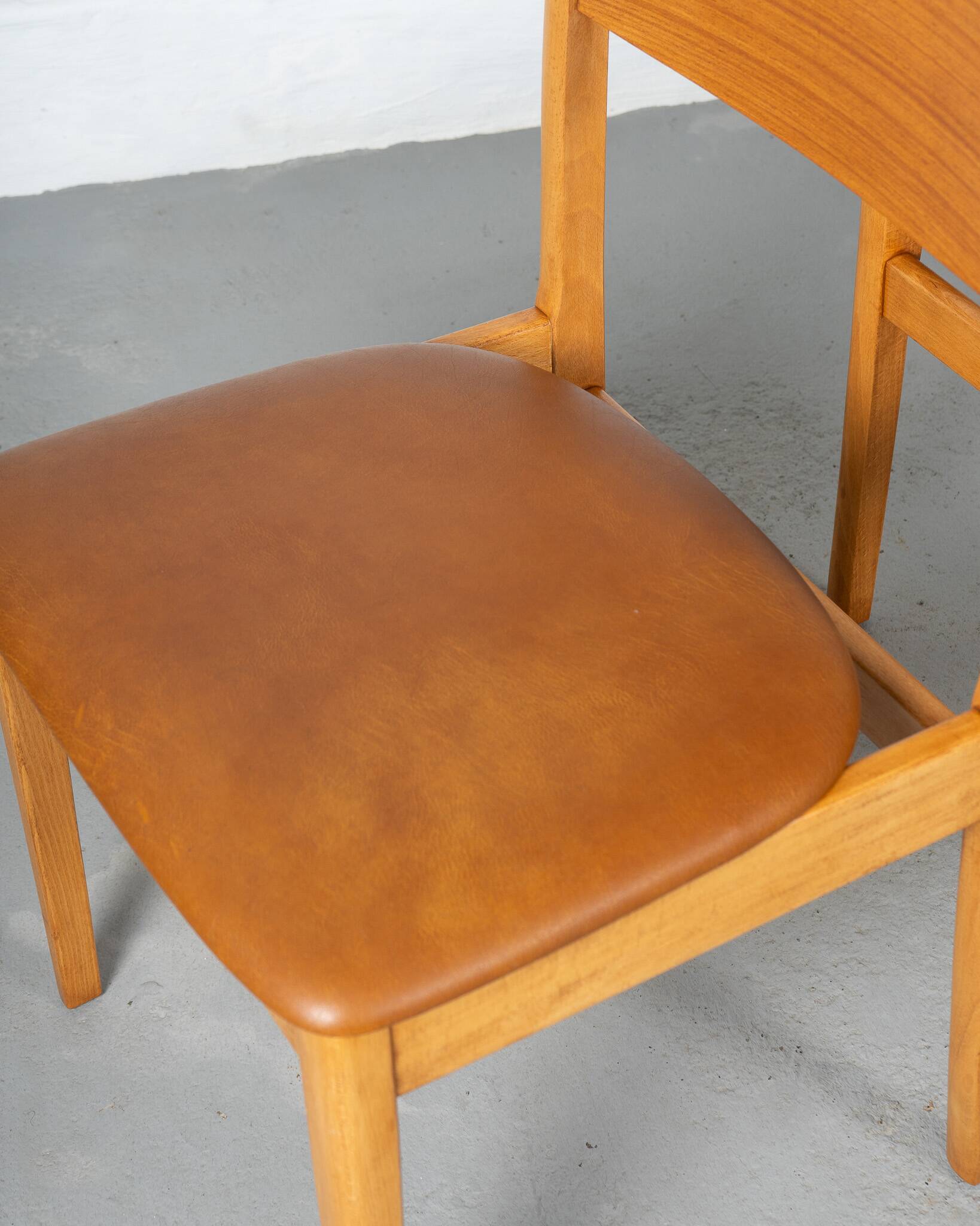 Set of 6 Danish dining chairs made of beech and brown leatherette.