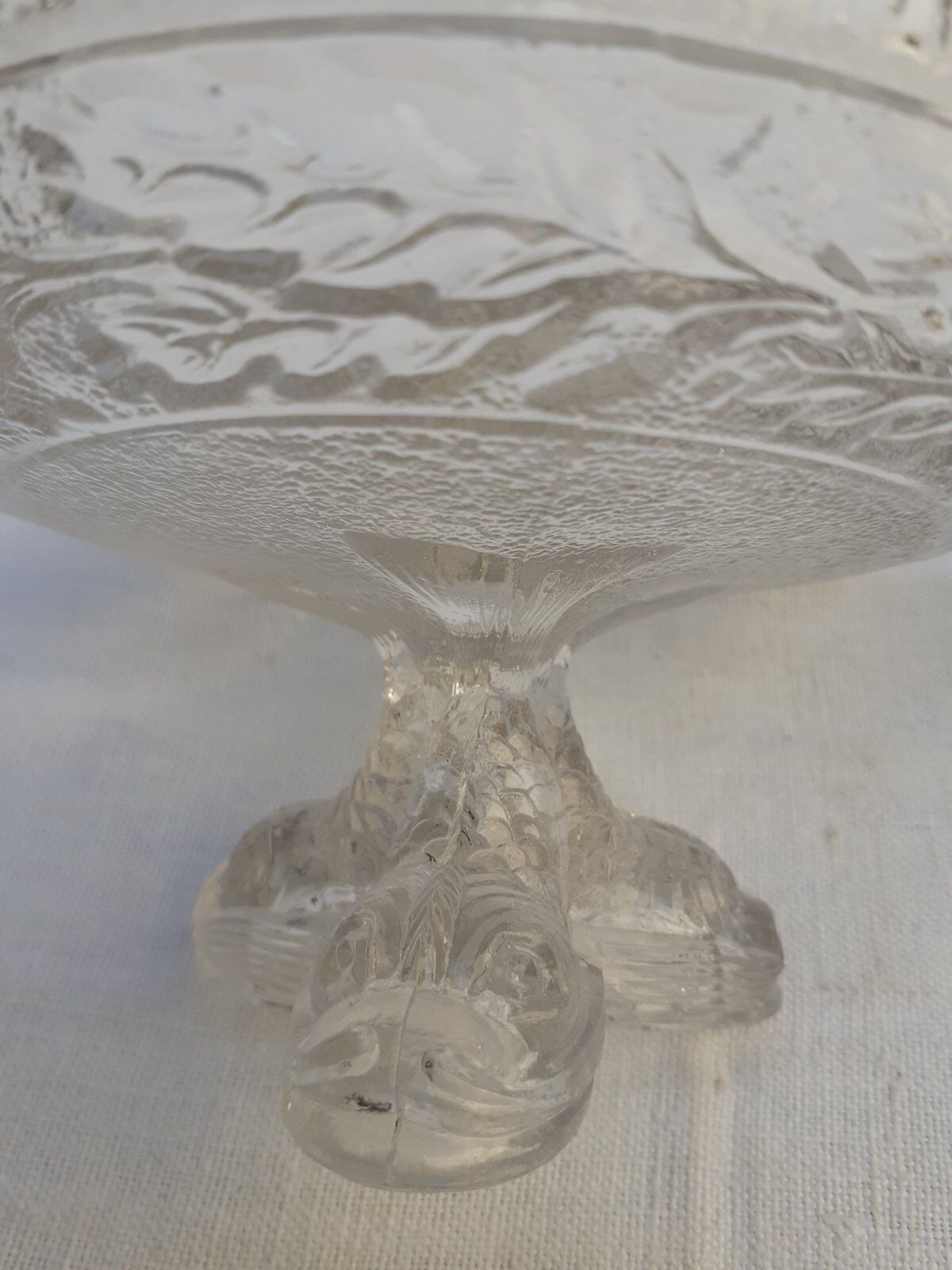 Paire de coupes en verre décor dauphins
