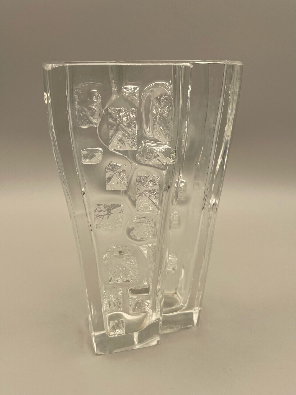 Vase en cristal épais Daum. Décor sculpté forme moderniste. 1960 - 70