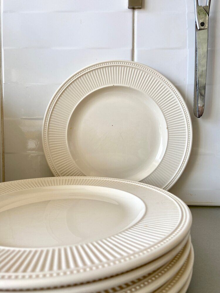 6 plates in unbleached earthenware