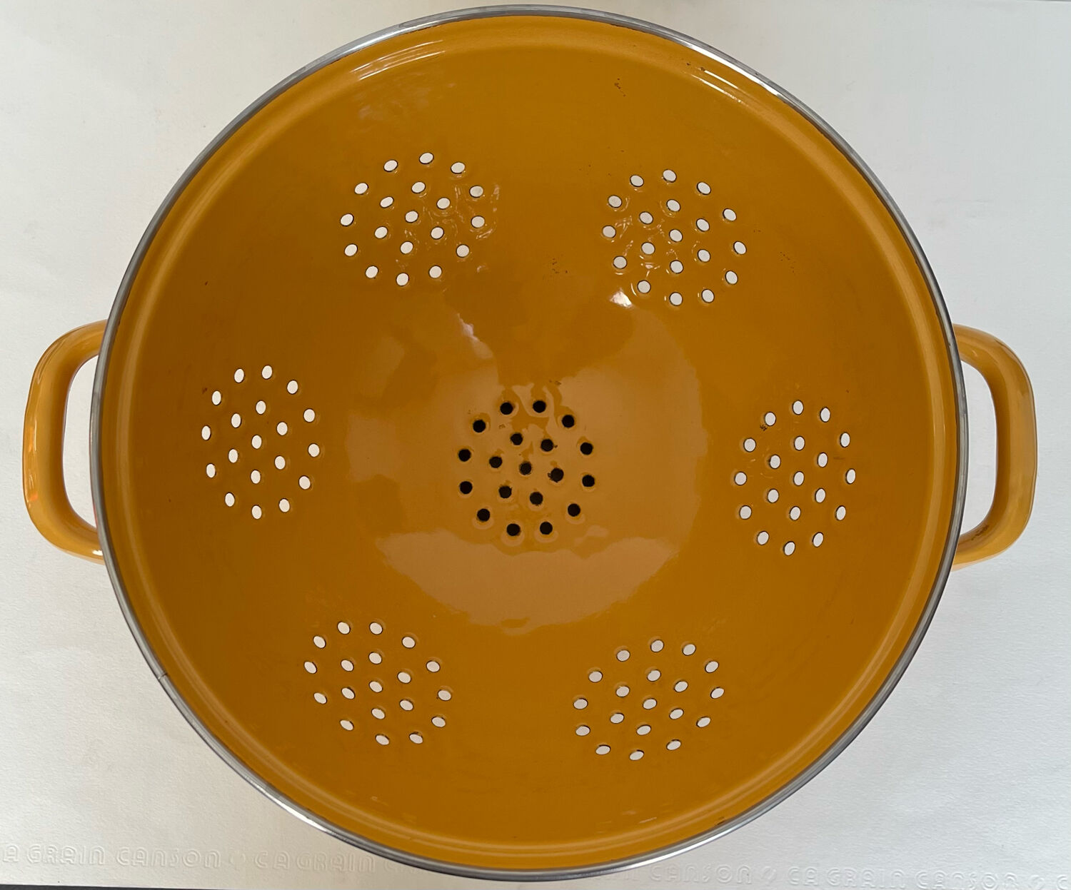 Enamelled sheet metal strainer