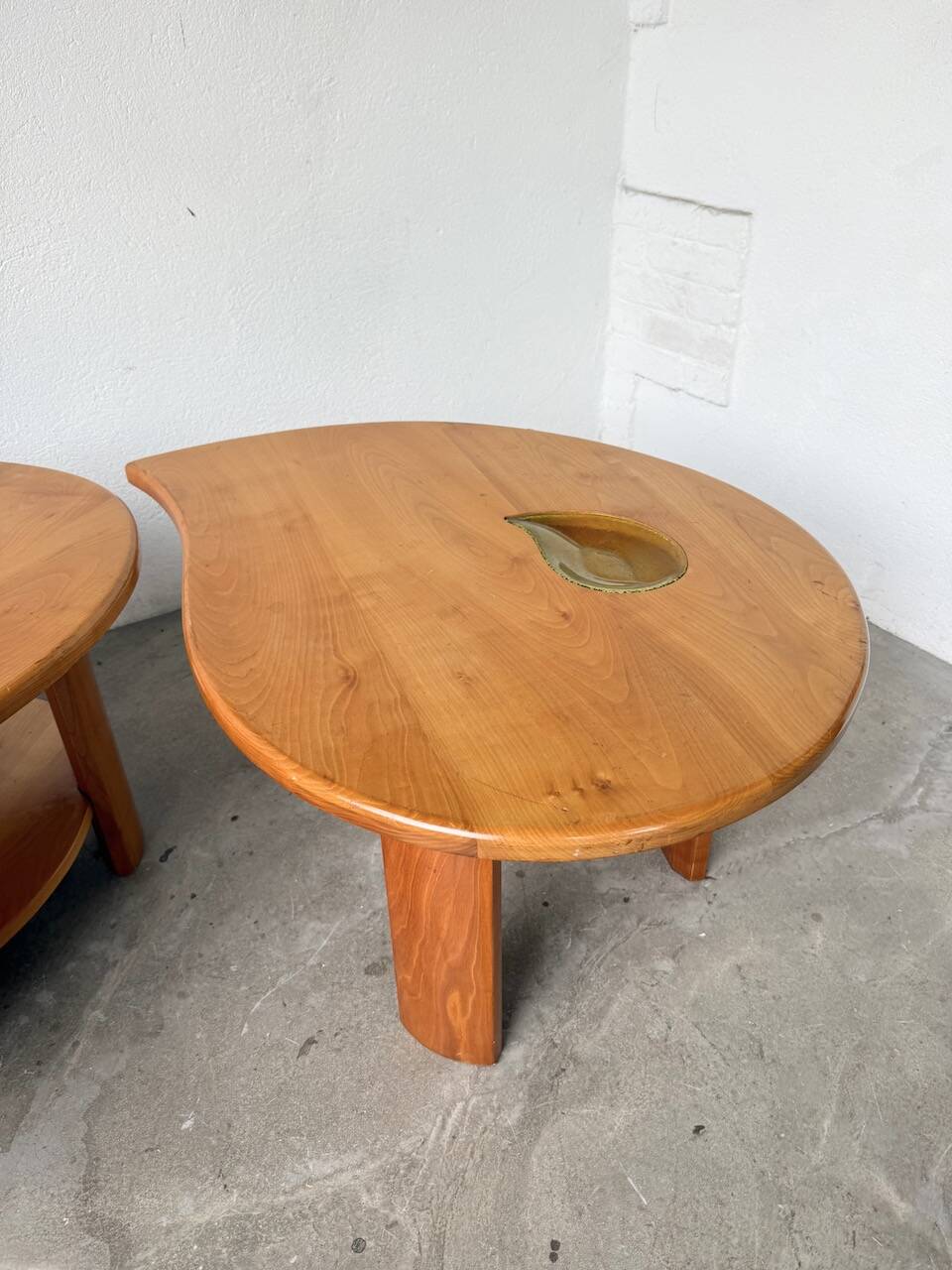 Tables basses en orme formant une goutte