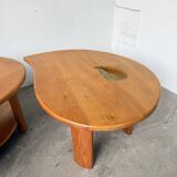 Tables basses en orme formant une goutte