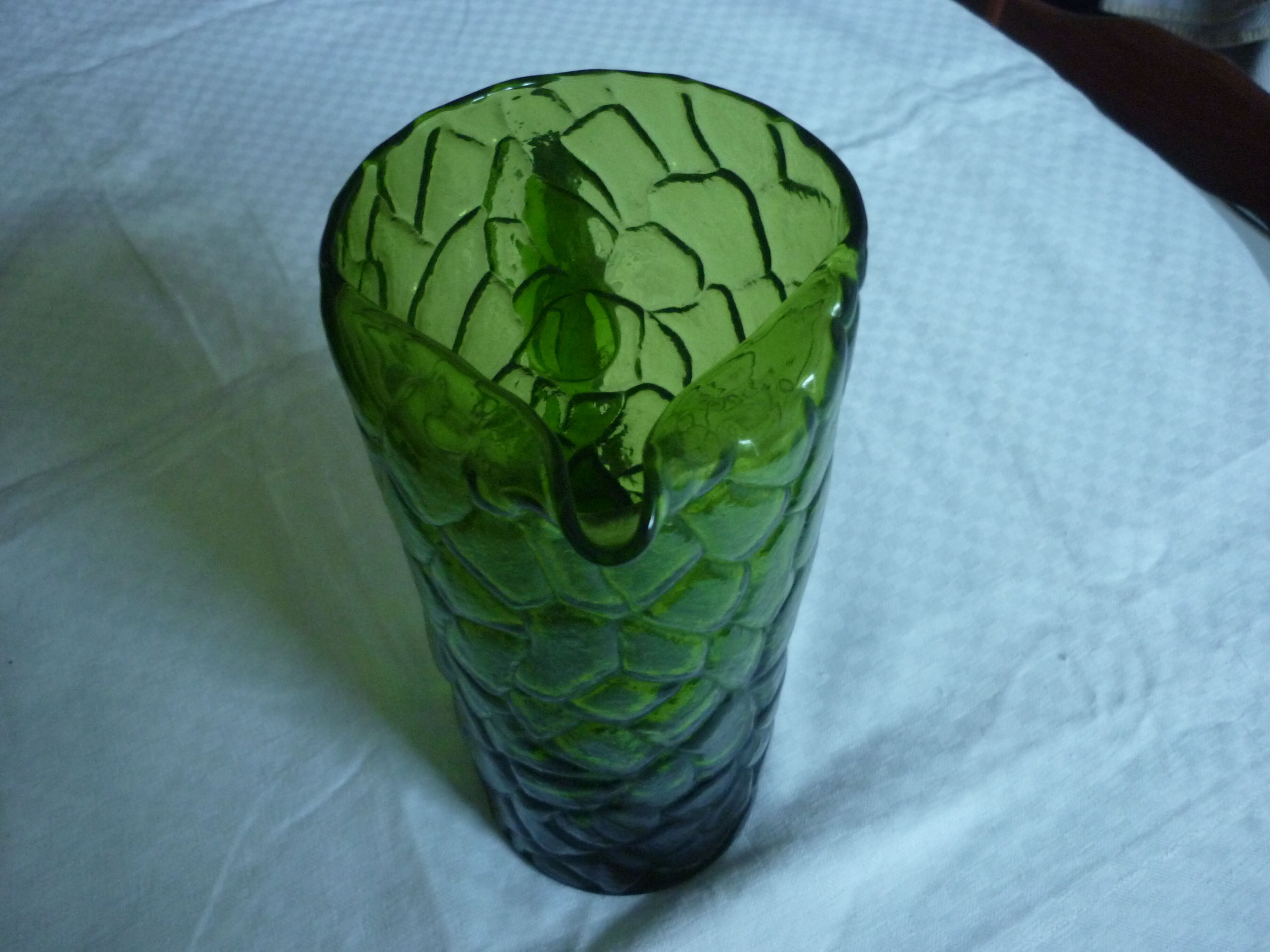 Service a lemonade pitcher and 8 glasses green glass