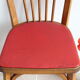 Chaise bistrot années 50 en bois et simili cuir rouge