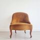 Fauteuil crapaud en velours ocre foncé