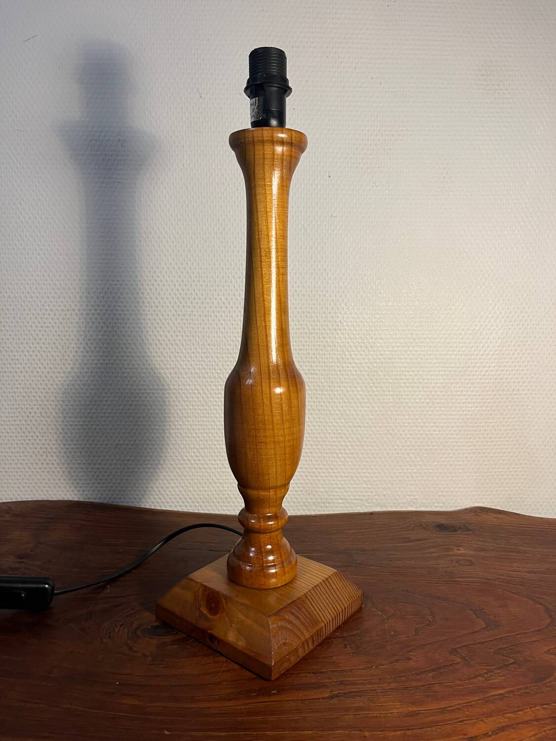 Pied de lampe en bois massif