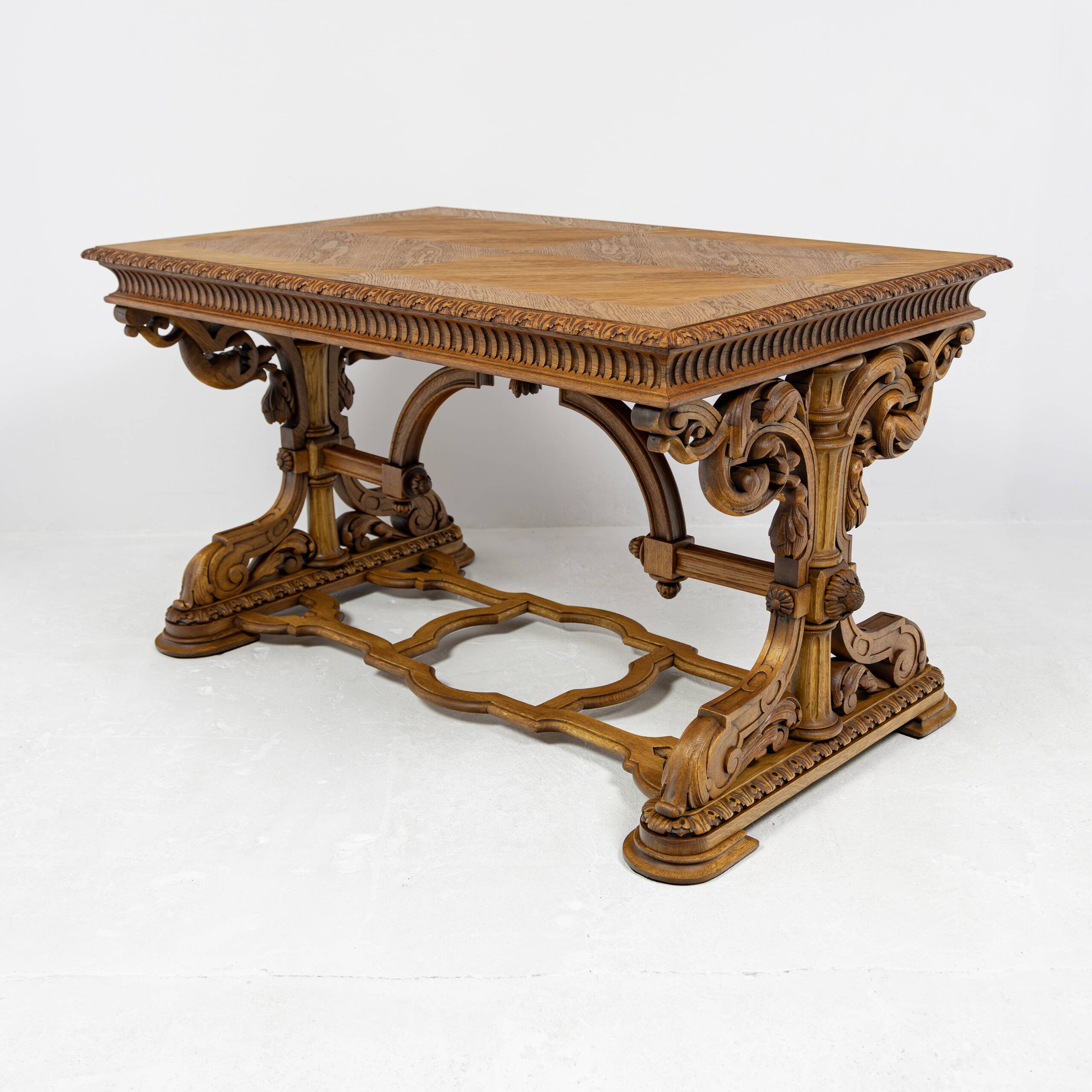 Table de bureau Néorenaissance en chêne 1880-1900