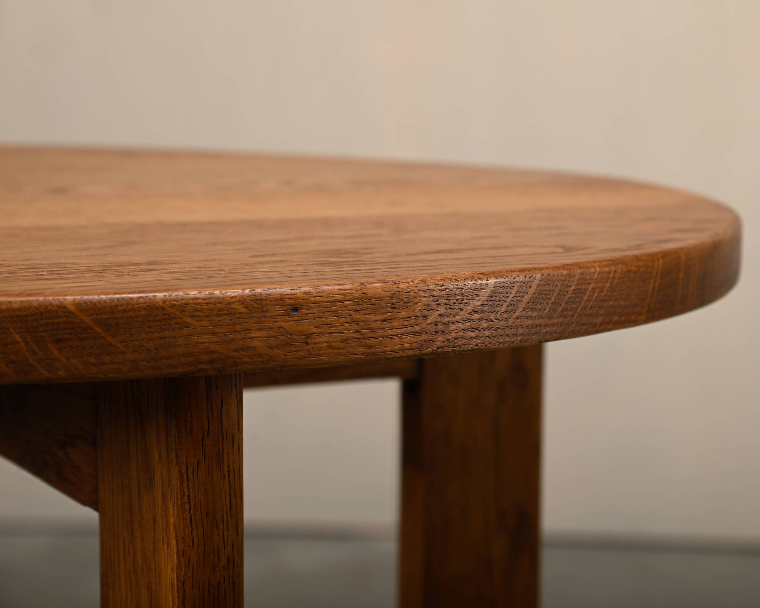 Table d'appoint en chêne de l'École d'Amsterdam Art Déco moderniste néerlandaise.