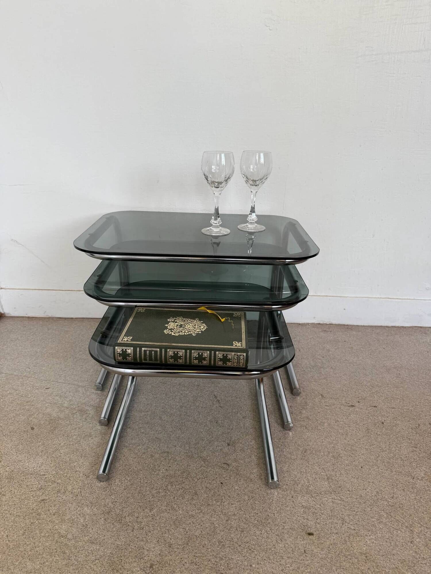 Trio de tables gigognes chrome et verre fumé vintage