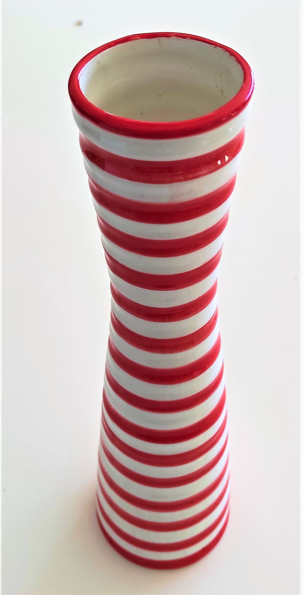 Vase en céramique rouge et blanc avec marque en relief vintage
