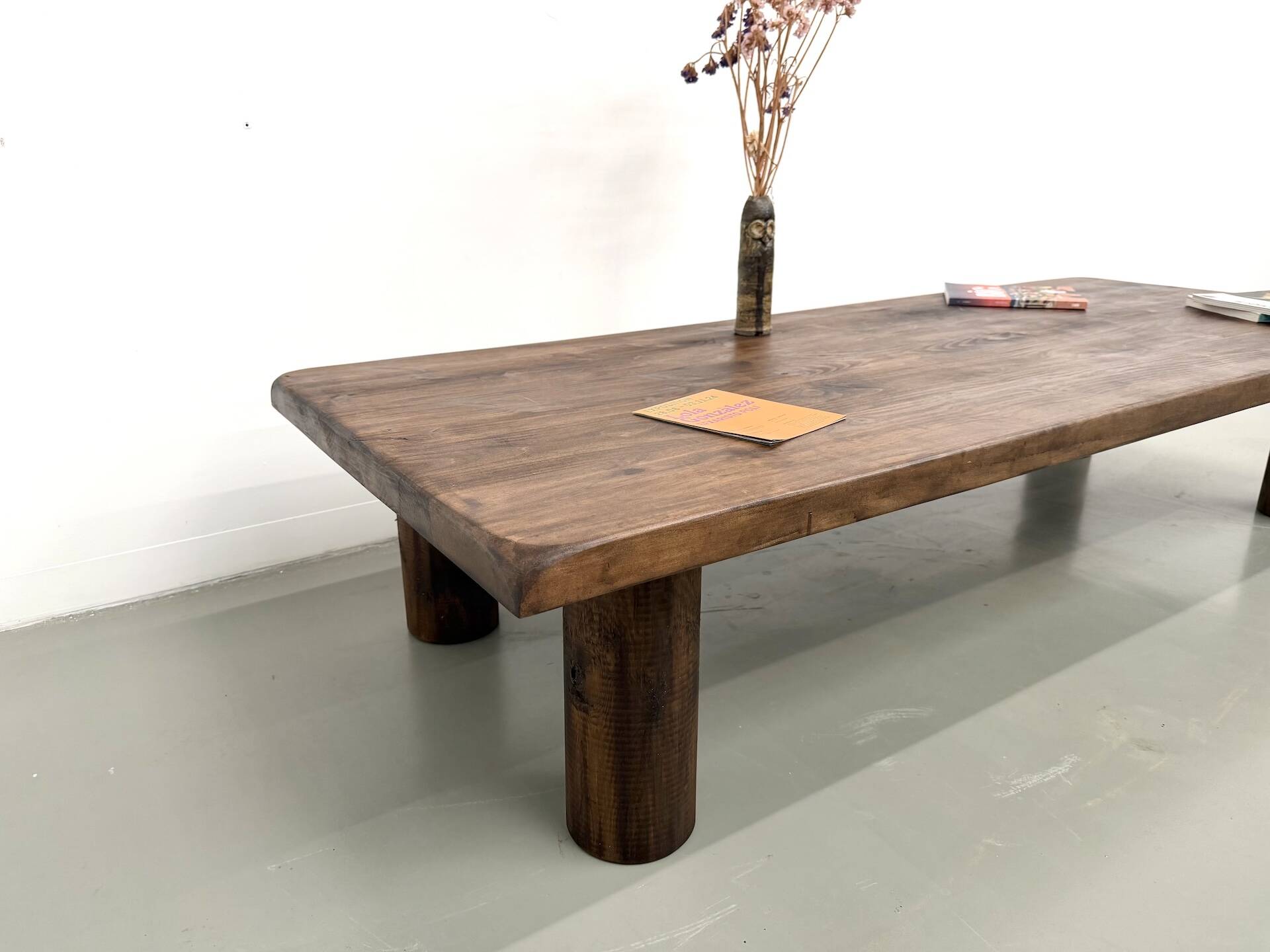 Modernist coffee table in solid elm, cylindrical pine base, 1970s.
