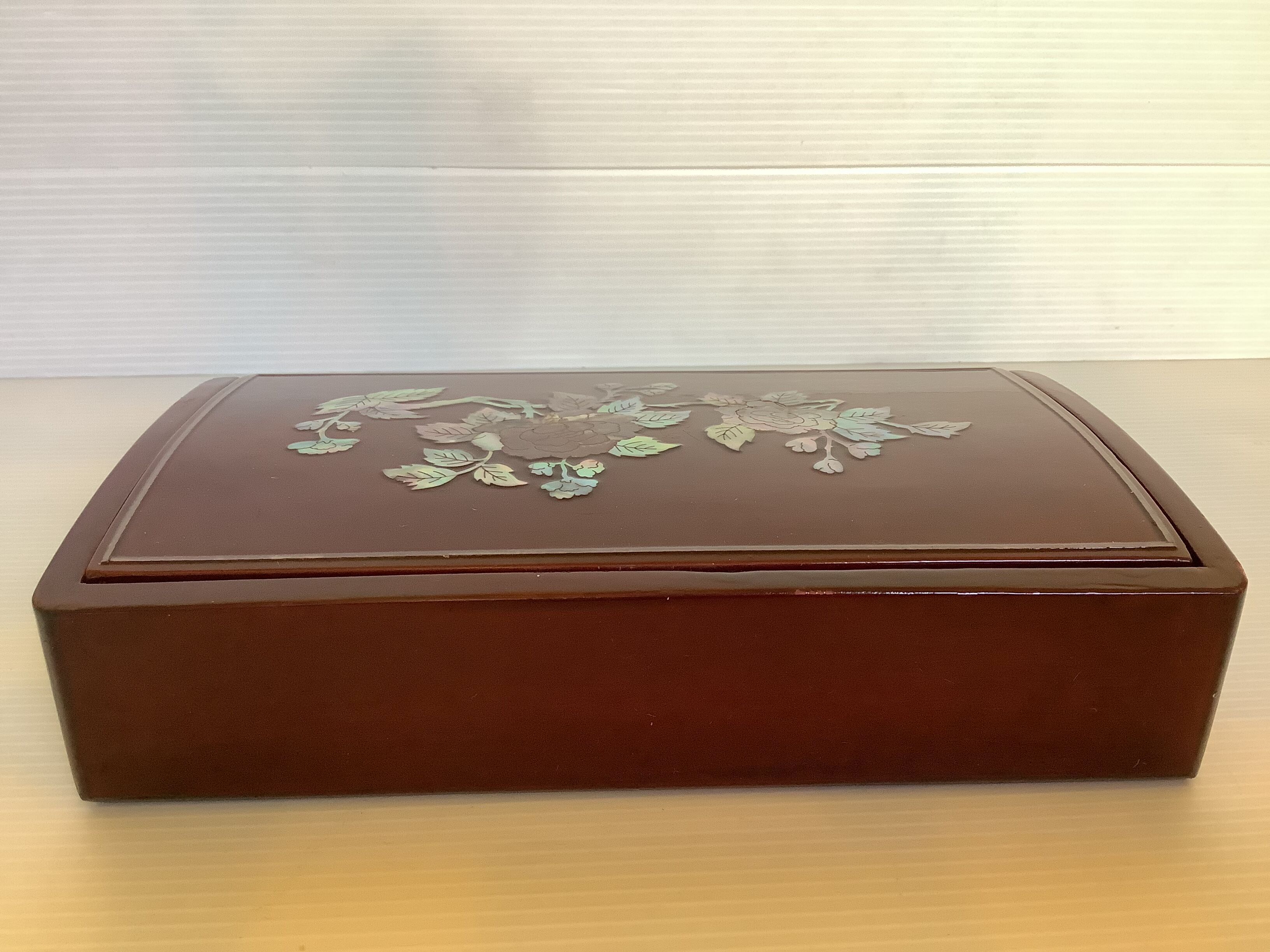 Lacquered wood box pearlescent flowers