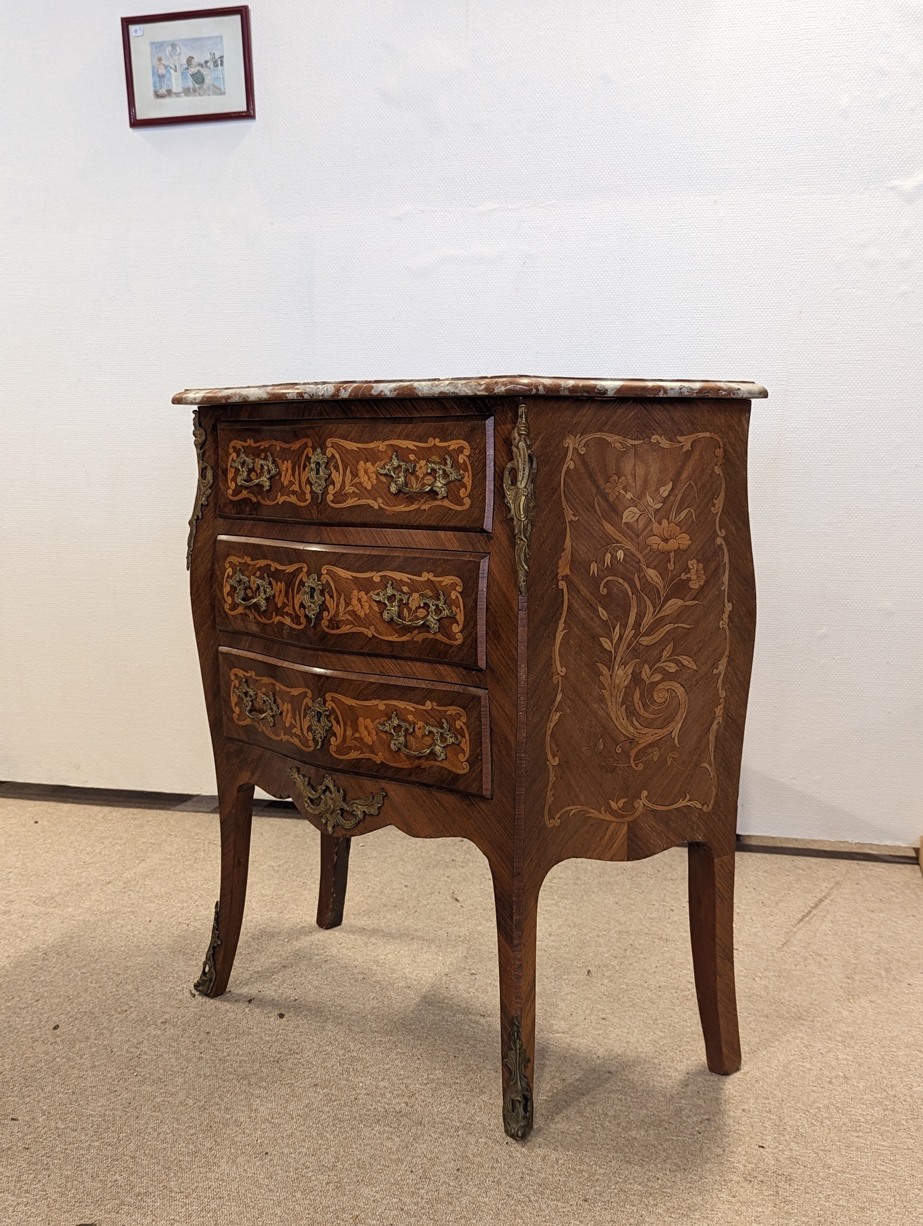 Small chest of drawers sauteuse louis XV inlaid
