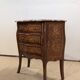Petite commode sauteuse louis XV marquetée