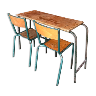School desk with its 2 chairs