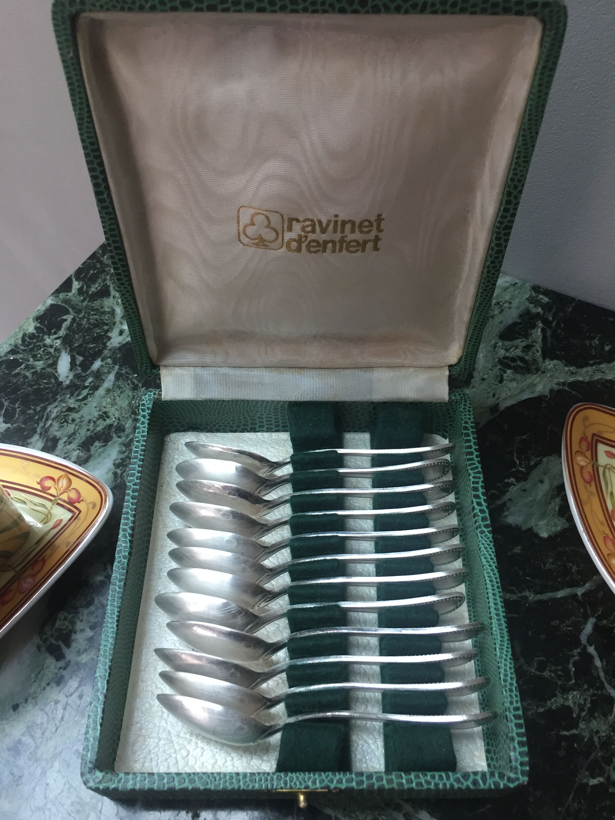 Set de 12 cuillères argentées Ravinet d'enfert -décor coquille - écrin